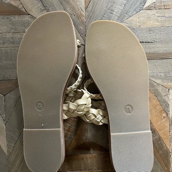 Universal Thread Sandals - Picture 3 of 3